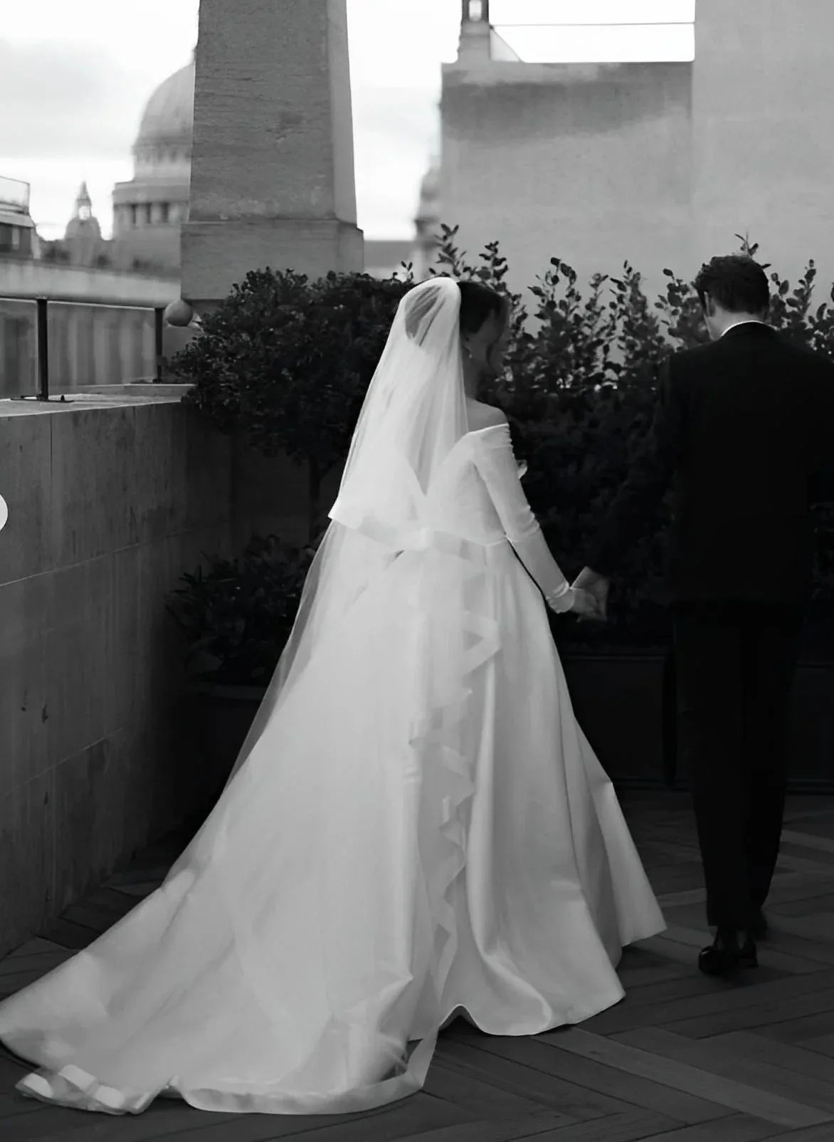 Luolandi Off-The-Shoulder Wedding Dresses With Elegant Ball-Gown Long Sleeves Simple Solid Color