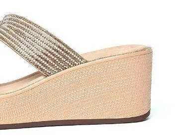 Slippers with wedge heel and shiny comfort